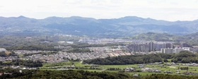市域には田園地帯とニュータウンが混在している＝三田市の有馬富士山頂から（撮影・三津山朋彦）