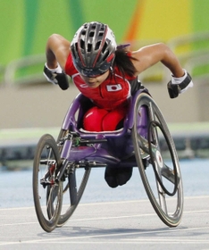 リオデジャネイロ・パラリンピック女子４００メートル（脳性まひＴ３４＝車いす使用）決勝でゴールする北浦さん（共同）