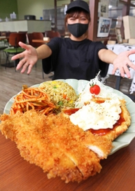 皿からはみ出すほどボリュームがあるトルコライス＝三田市三輪２