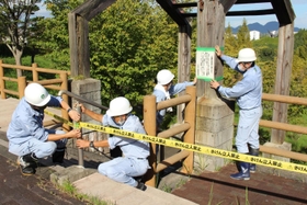 立ち入り禁止の張り紙をする三田市職員＝同市あかしあ台５