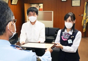 北尾祐一署長から感謝状を受け取る四宮麻衣さん（右）と内藤一夫さん＝三田署