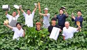プロジェクトに参加した生産者や飲食店主ら＝三田市加茂（提供）