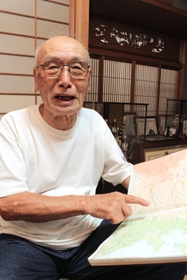 中国大陸の地図を見ながら戦争の記憶をたどる永田光司さん＝三田市三田町