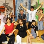 それぞれの個性を生かして舞台をつくる出演のメンバー＝三田市福島