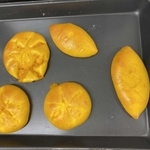 試作中のカボチャのクリームパン（提供）