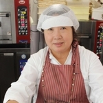 生徒に協力したパン工房「ポカポカパン」の羽渕みな子さん＝三田市下井沢