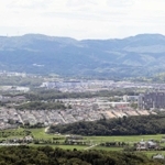 市域には田園地帯とニュータウンが混在している＝三田市の有馬富士山頂から（撮影・三津山朋彦）