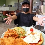 皿からはみ出すほどボリュームがあるトルコライス＝三田市三輪２