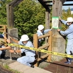立ち入り禁止の張り紙をする三田市職員＝同市あかしあ台５
