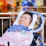 空を見上げる生前の蔭山さん（家族提供）