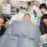 蔭山さん（中央）と八十川勝監督（左）、ちめいどの２人（右上）ら映画製作メンバー＝今年３月、神戸市北区