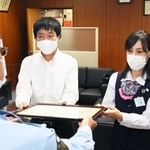 北尾祐一署長から感謝状を受け取る四宮麻衣さん（右）と内藤一夫さん＝三田署