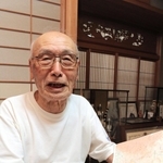中国大陸の地図を見ながら戦争の記憶をたどる永田光司さん＝三田市三田町