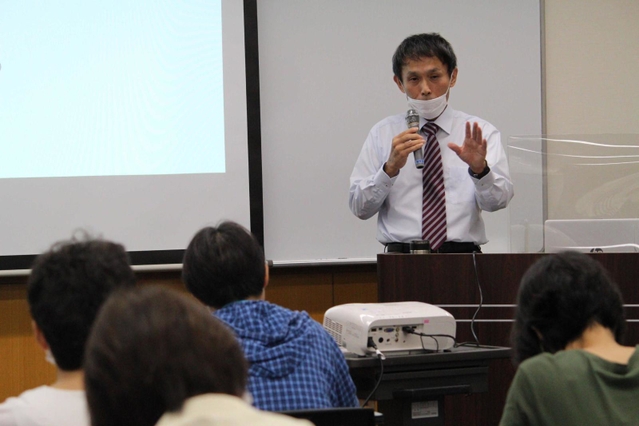参加者に自らの経験を語る渡辺さん＝三田市けやき台１