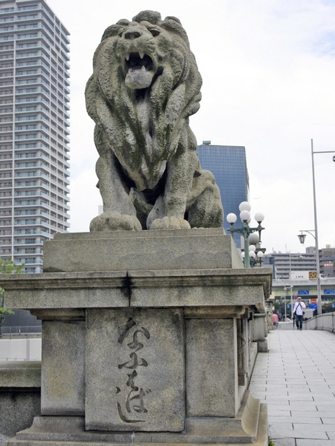 天岡均一作のライオン像＝大阪市中央区北浜（丹羽建蔵さん提供）