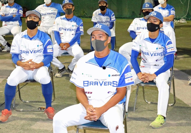 ドラフト指名を受けられず、チームメイトと落胆の表情を浮かべる柏木寿志さん（中央）＝兵庫県三田市