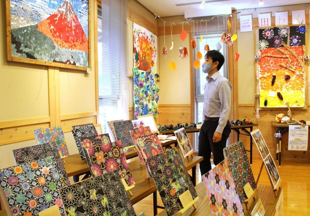 スクラッチアートや貼り絵など個性豊かな作品が並ぶ＝有馬富士共生センター