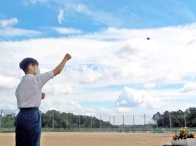 チョウを放つ生徒＝上野台中学校（上野台中提供）
