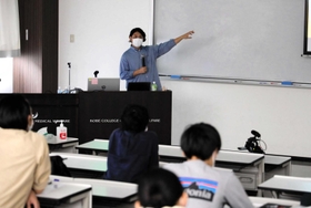 母校で講演する北川さん＝神戸医療福祉専門学校三田校