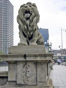天岡均一作のライオン像＝大阪市中央区北浜（丹羽建蔵さん提供）