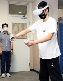 認知症のＶＲを体験する学生＝三田市学園２、関西学院大学神戸三田キャンパス