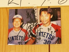 店内にある元近鉄の加藤哲郎さんのサイン。写真左は仰木彬監督