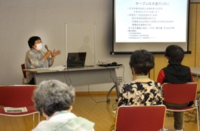 コミュニティーカフェを開いた経緯を説明する梶本さん＝フラワータウン市民センター