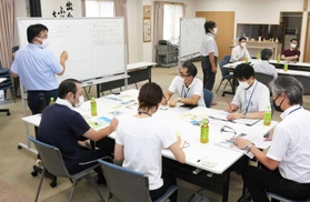 介護職の魅力発信について話し合う福祉関係者ら＝三田市下相野、特別養護老人ホームさんすい園