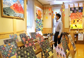 スクラッチアートや貼り絵など個性豊かな作品が並ぶ＝有馬富士共生センター
