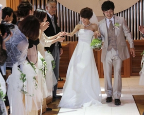 結婚式では友人らに支えられながらバージンロードを歩いた（提供）