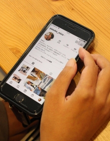 長く打つと手が疲れる。「気分が乗るとき」にＳＮＳで発信する＝三田市内