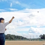 チョウを放つ生徒＝上野台中学校（上野台中提供）