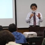 参加者に自らの経験を語る渡辺さん＝三田市けやき台１