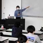 母校で講演する北川さん＝神戸医療福祉専門学校三田校