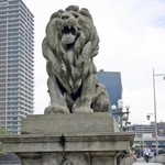 天岡均一作のライオン像＝大阪市中央区北浜（丹羽建蔵さん提供）