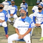 ドラフト指名を受けられず、チームメイトと落胆の表情を浮かべる柏木寿志さん（中央）＝兵庫県三田市