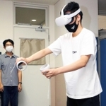 認知症のＶＲを体験する学生＝三田市学園２、関西学院大学神戸三田キャンパス