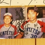 店内にある元近鉄の加藤哲郎さんのサイン。写真左は仰木彬監督