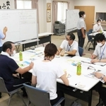 介護職の魅力発信について話し合う福祉関係者ら＝三田市下相野、特別養護老人ホームさんすい園