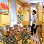 スクラッチアートや貼り絵など個性豊かな作品が並ぶ＝有馬富士共生センター