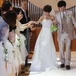 結婚式では友人らに支えられながらバージンロードを歩いた（提供）