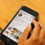 長く打つと手が疲れる。「気分が乗るとき」にＳＮＳで発信する＝三田市内