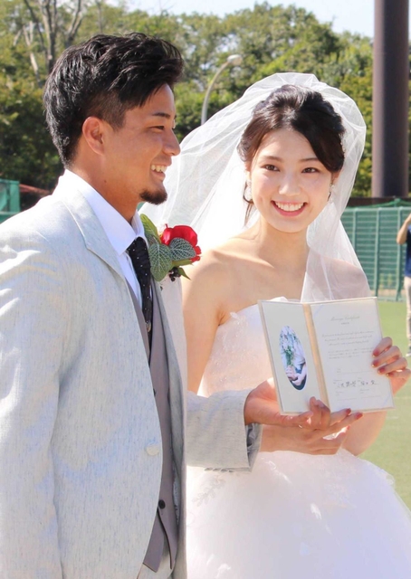 誓約書を参列者に披露＝三田市三輪