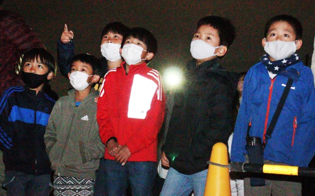 次々に流れる映像にくぎ付けになる子どもたち＝けやき台小学校