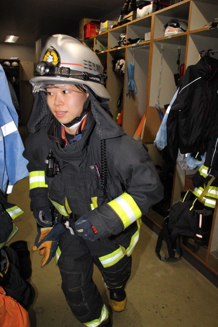 防火服に着替えて出動＝三田市消防本部