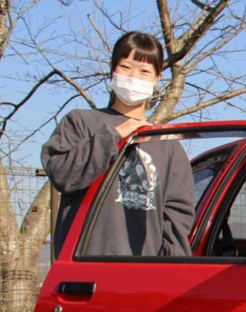 普段着の三好さん。愛車と共に