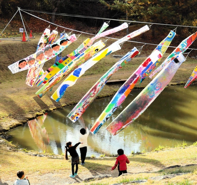 風を受けてはためく元気のぼり＝三田市尼寺