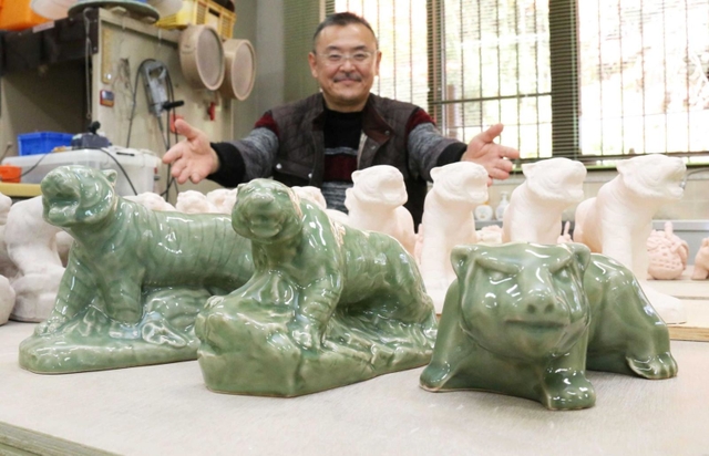 寅の置物＝三田市三輪