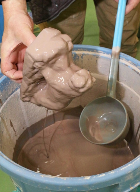 釉薬を重ねて焼き、つややかな緑色に仕上げる＝三田市三輪