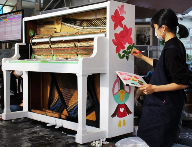 ピアノに三田市ゆかりのデザインを描く高校生＝三田市天神１